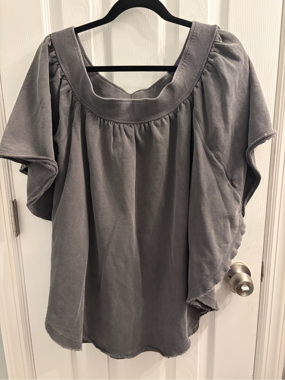 Free People Women’s Kiss Me Off-the-Shoulder Gray Flutter Top Size Medium NWT - Picture 4 of 11